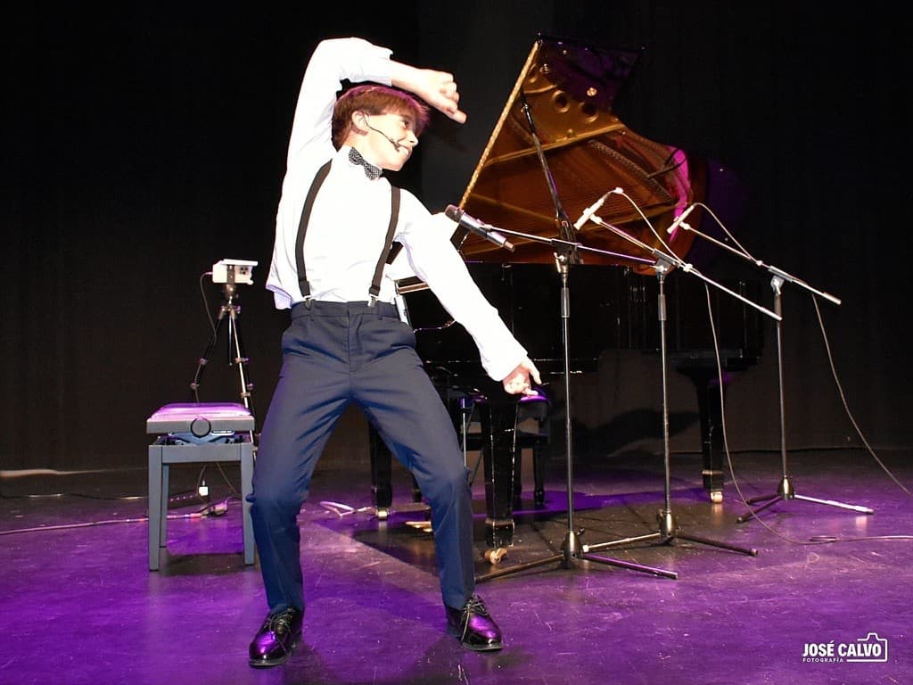 Lucas García Marín saludando al público con energía después de tocar al piano